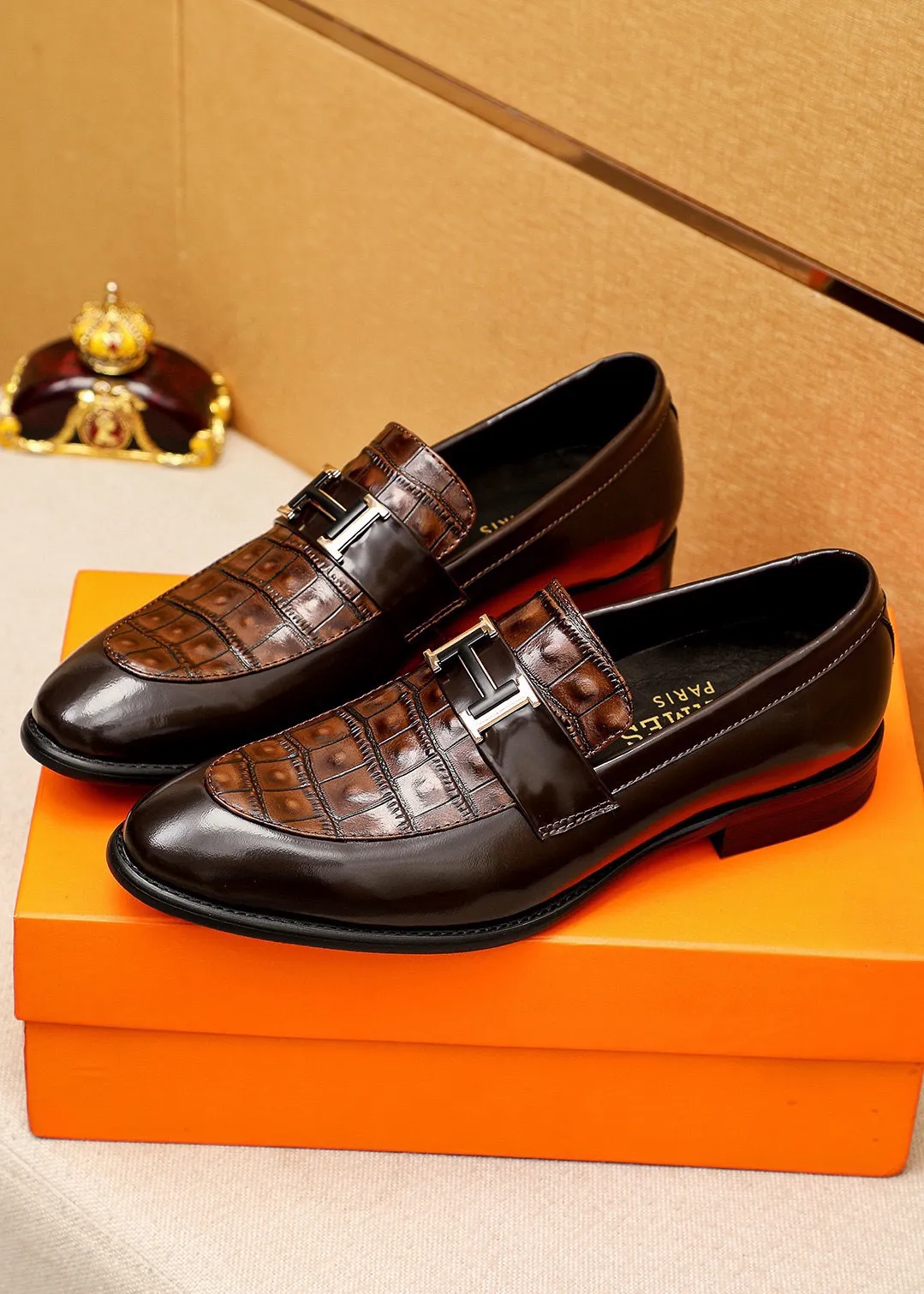 Men's shoes 💰480 💐 Product trademark: HERMES "Hermès" casual leather shoes Regular size: 39-44 (38.45.46🉑️Customized) Product materials: Selected imported first-layer calfskin embossed upper + classic hardware buckle, imported water-dyed cowhide lining. Strong three-dimensional visual effect, combined outsole Color: 2⃣️colors available